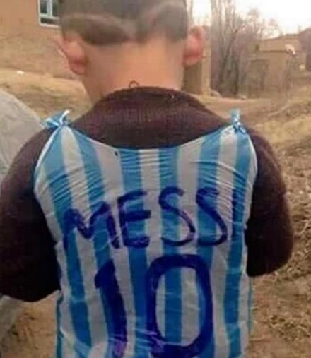 Bimbo indossa maglia di plastica Messi, solidarietà sul web